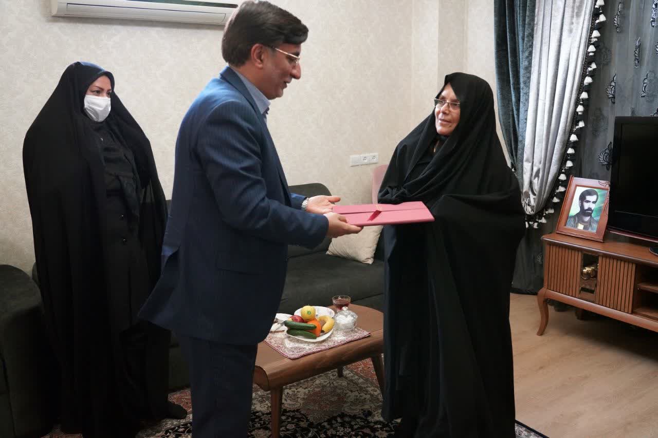 تجلیل مدیرعامل سازمان منطقه آزاد ارس از خانواده شهید عباسعلی قراخانی شجاعی